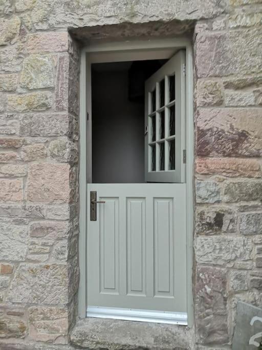 Converted Cattle Barn Overlooking Strangford Lough 뉴타우너즈 외부 사진